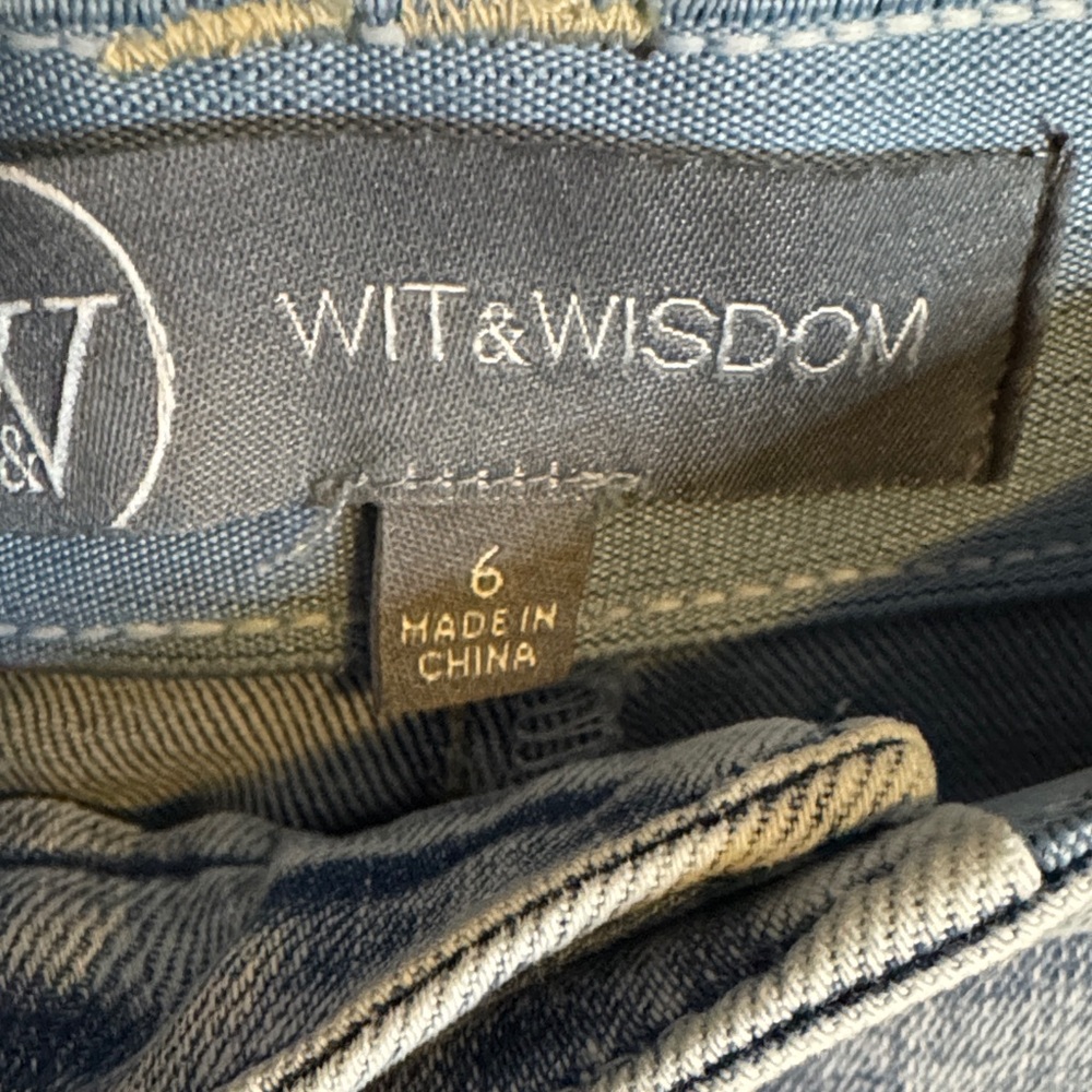 Light Wash Wide Leg Women’s Jeans - Picture 3 of 13